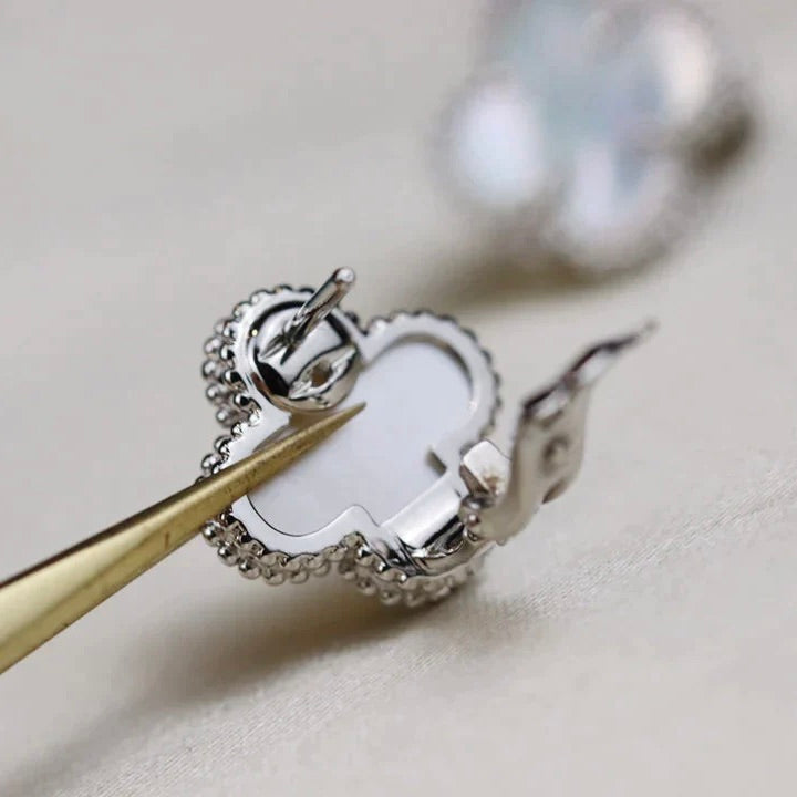 ¡®Lume Jewels¡¯CLOVER MEDIUM 1 MOTIFS WHITE MOP EARRINGS SILVER