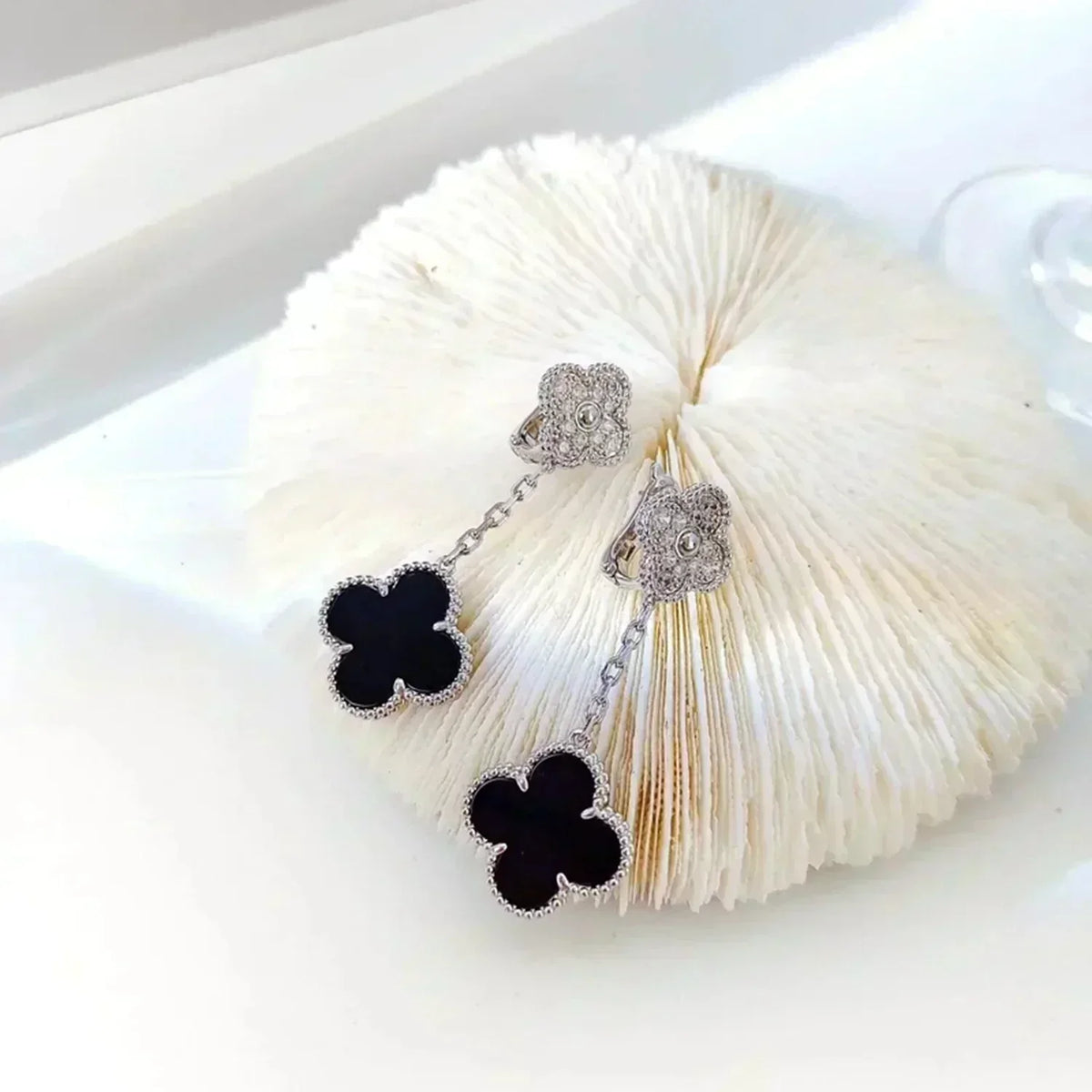 ¡®Lume Jewels¡¯CLOVER 2 MOTIFS  DIAMOND ONYX EARRINGS SILVER