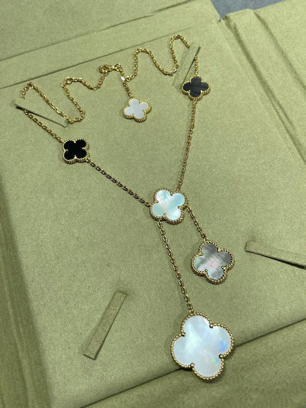 ¡®Lume Jewels¡¯CLOVER 6 MOTIF MOP ONYX GOLD NECKLACE