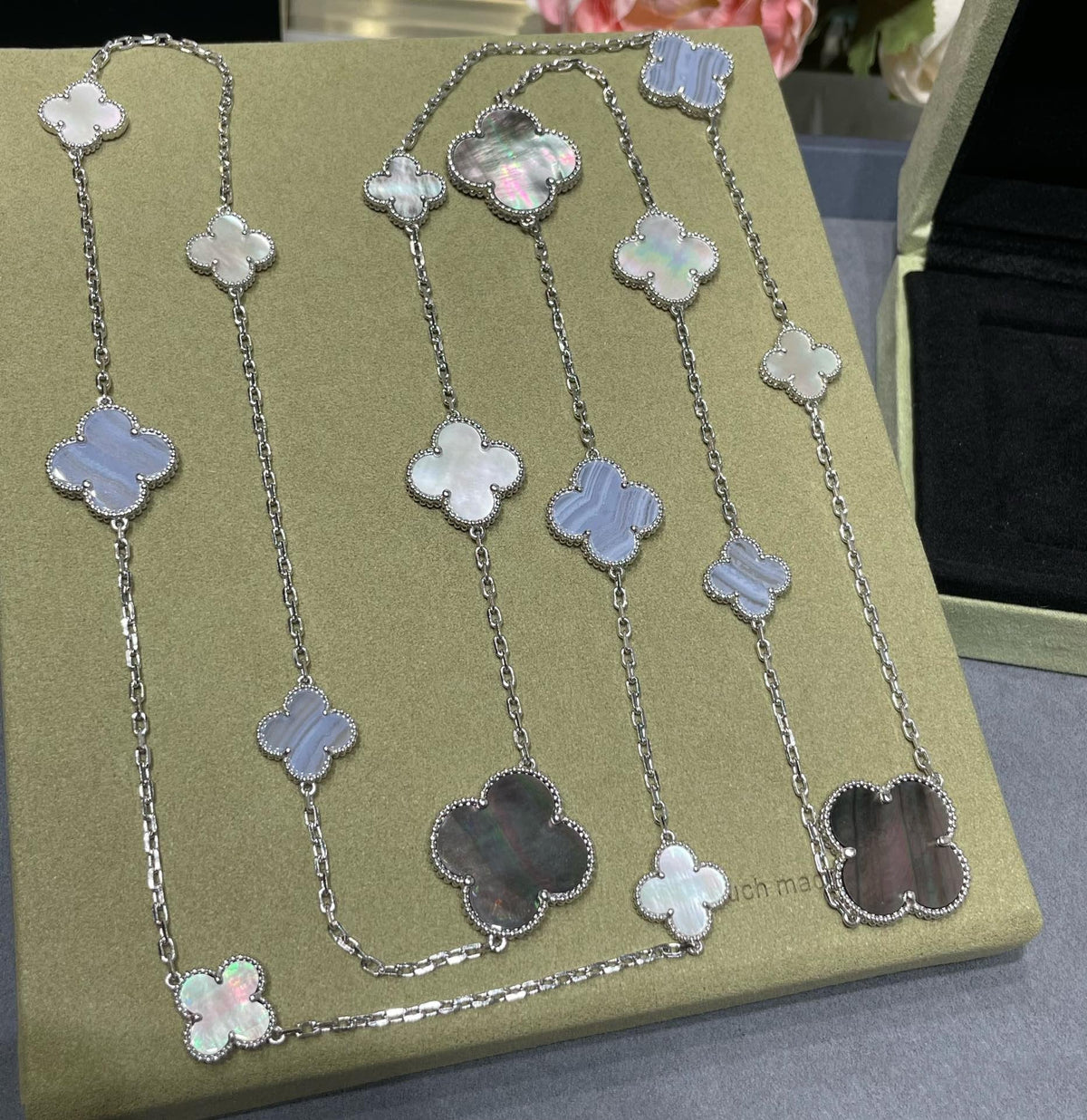 ¡®Lume Jewels¡¯CLOVER 16 MOTIF CHALCEDONY MOP SILVER NECKLACE