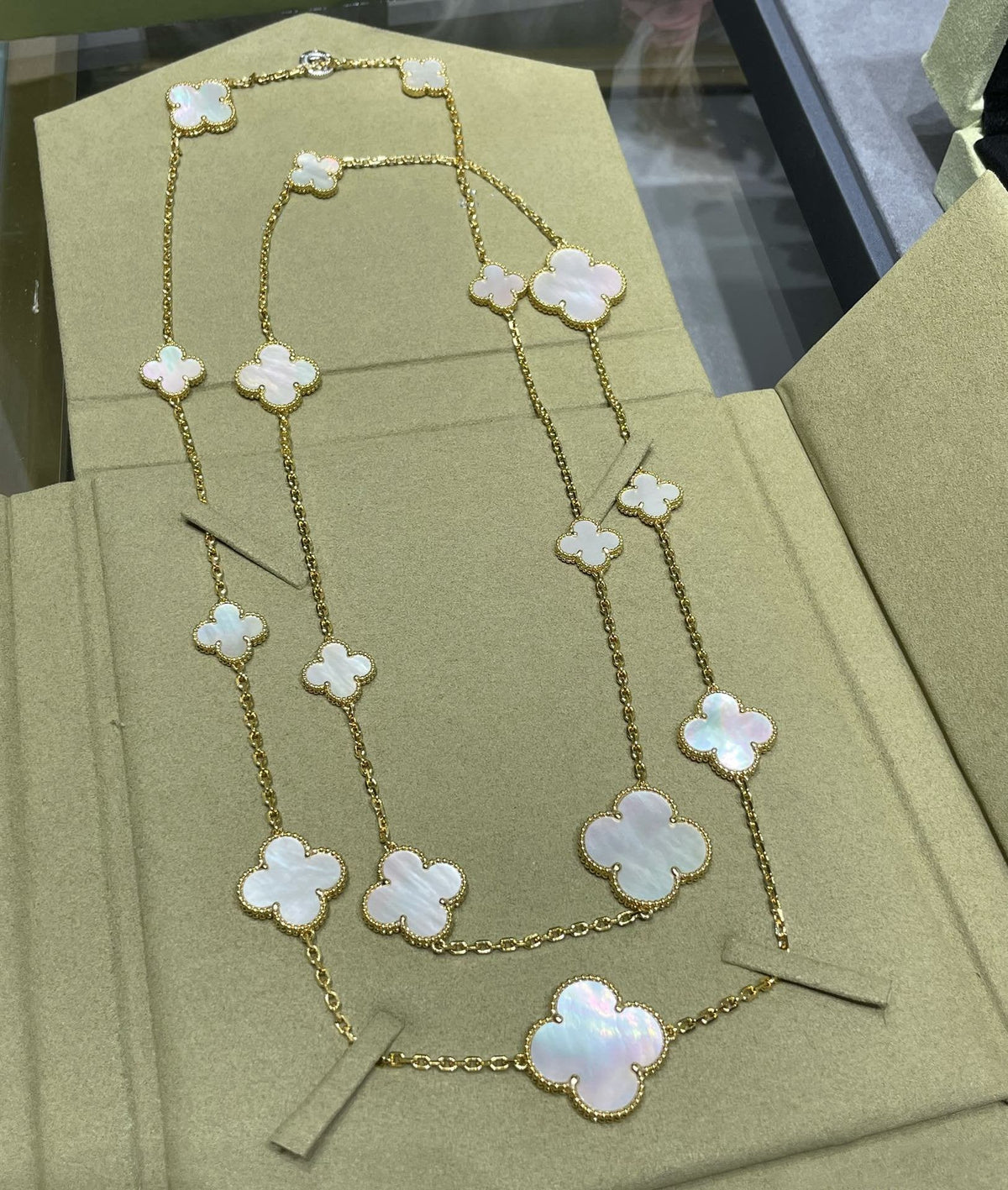 ¡®Lume Jewels¡¯CLOVER 16 MOTIF WHITE MOP GOLD NECKLACE