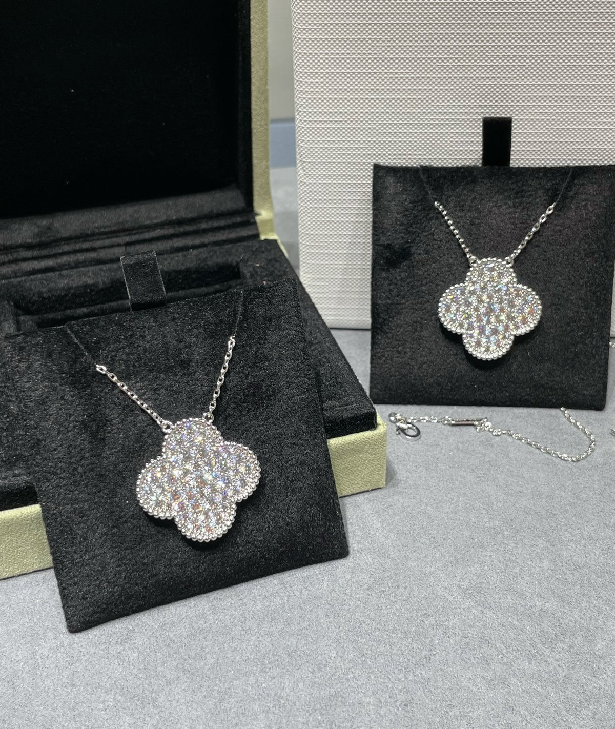¡®Lume Jewels¡¯CLOVER 25MM LARGE PENDANT DIAMOND PAVED SILVER NECKLACE