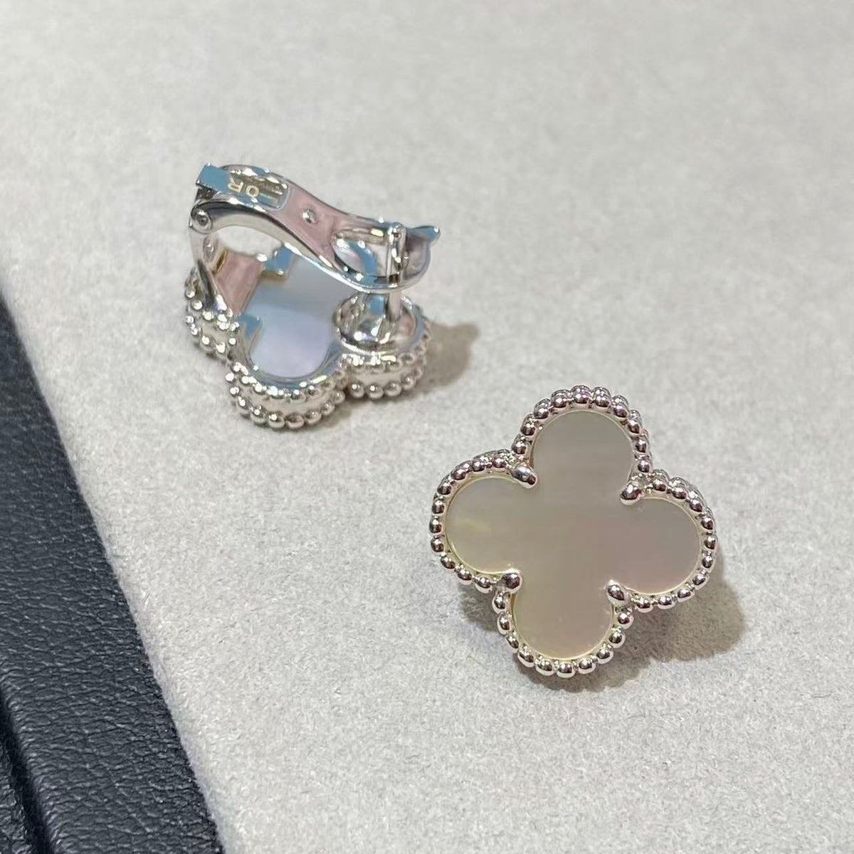 [Lume Jewels] CLOVER LARGE (20mm) 1 MOTIFS WHITE MOP STUD EARRINGS