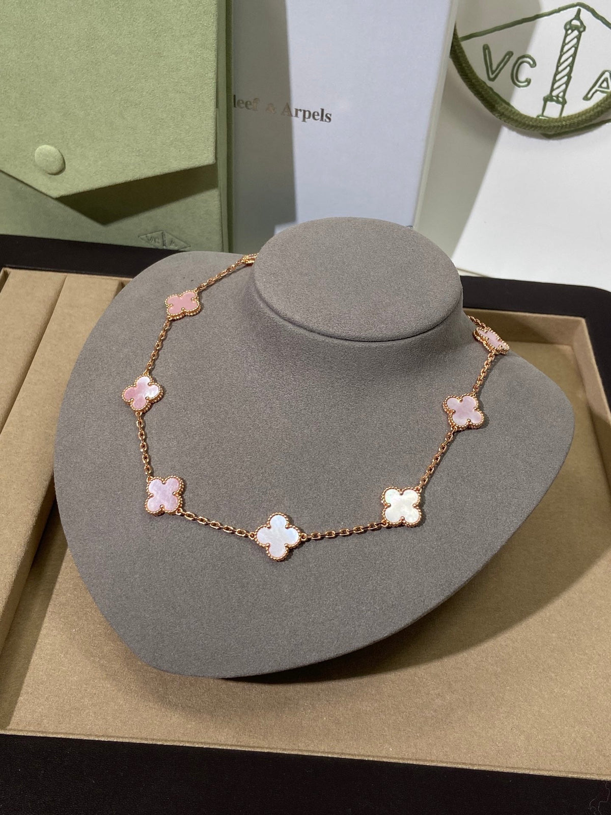 [Lume Jewels] Pink Necklace with Ten Clover Designs